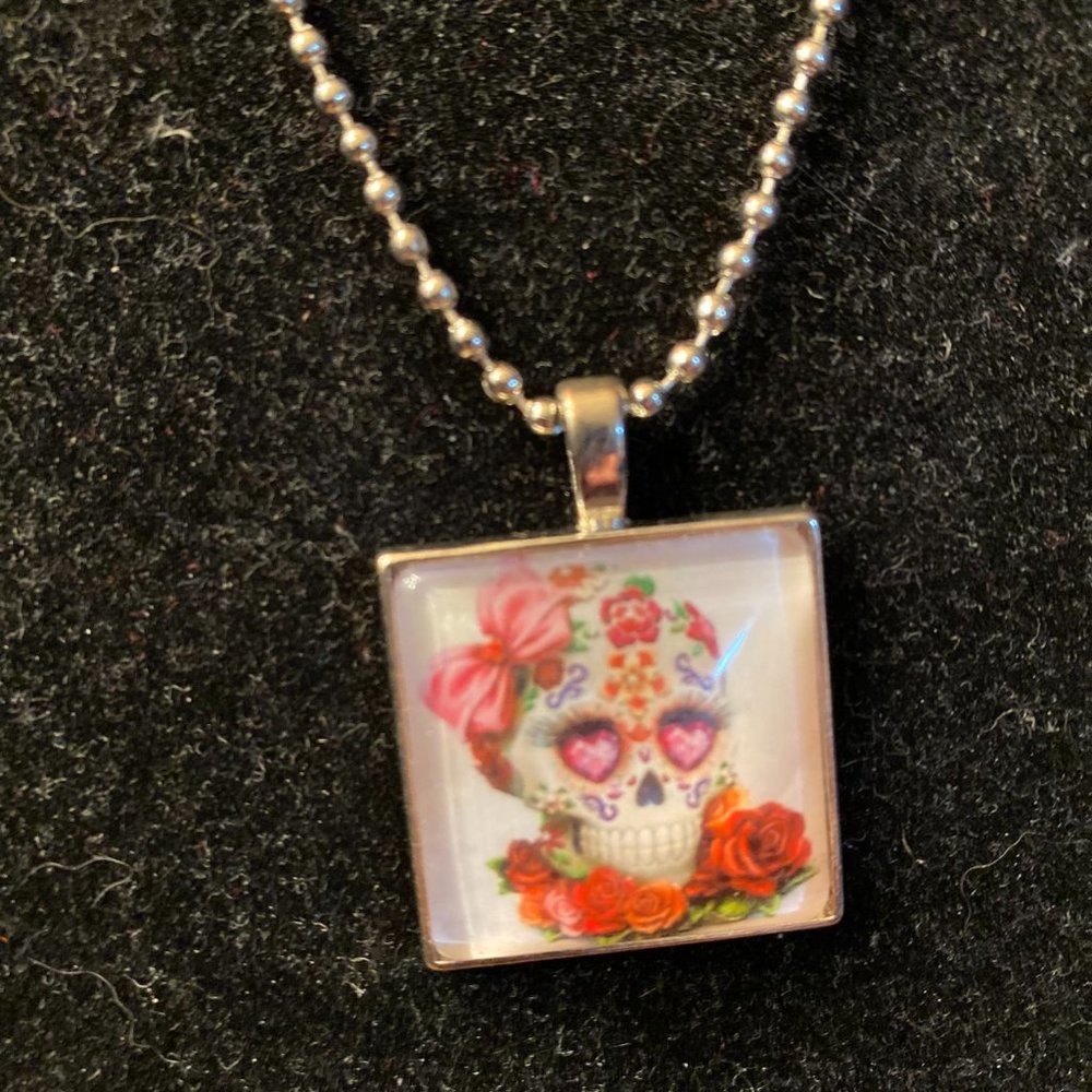 NWT Skull Dia de Los Muertos Halloween Square Pendant with Chain - Picture 1 of 2